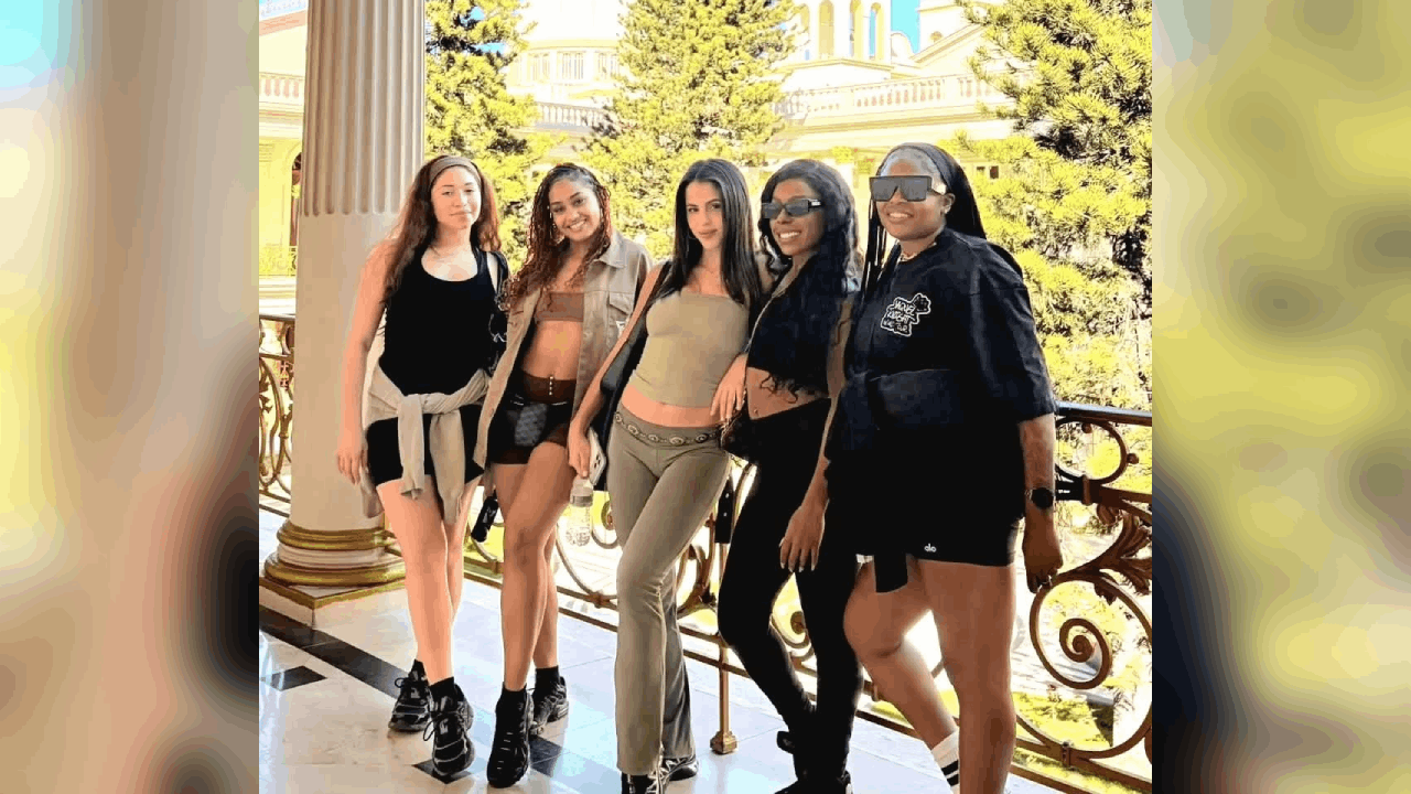 ¡Sivar las conquistó! Las bailarinas de Shakira recorrieron el Centro Histórico de San Salvador y quedaron maravilladas con su belleza.