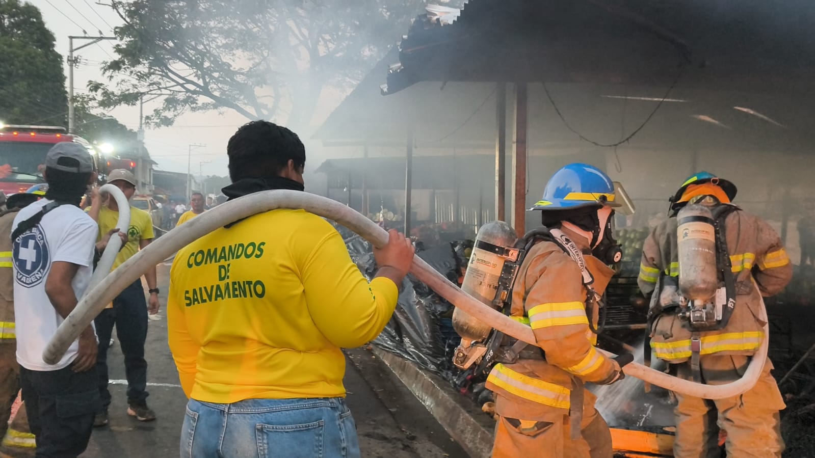 Cuerpos de socorro trabajan en la extinción de las llamas en los alrededores de la Mega Plaza de Sonsonate este 17 de febrero. Foto: Comandos de Salvamento.