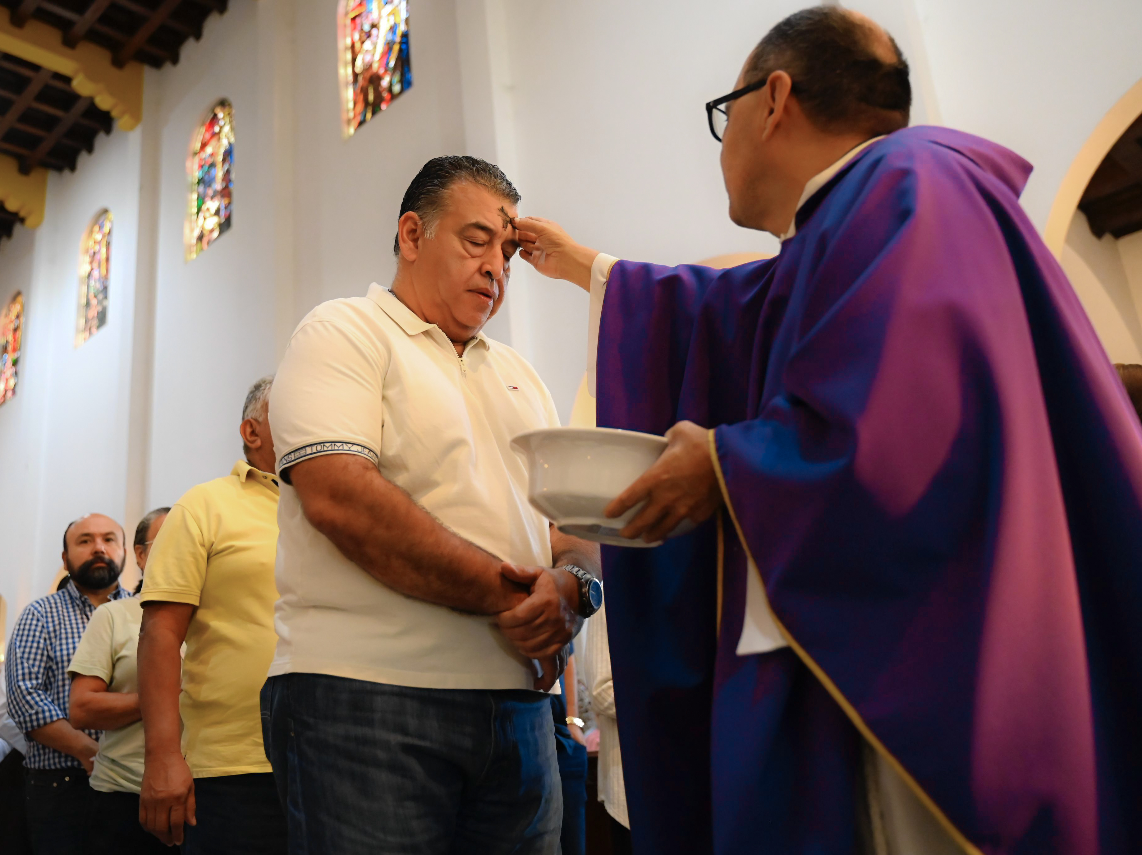 Miles de católicos en El Salvador reciben la ceniza en el Miércoles de Ceniza, dando inicio a la Cuaresma con actos de fe y reflexión en templos como la Basílica de Guadalupe. Foto: @SecPrensaSV.