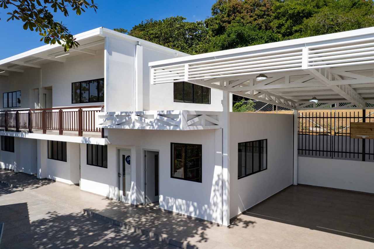 Bukele y Kast durante la inauguración de escuelas en El Salvador, con 500 más en construcción. Foto: Presidencia El Salvador.