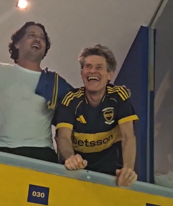 El actor Willem Dafoe, famoso por su papel como el Duende Verde, se volvió tendencia al revelarse como fanático de Boca Juniors, generando una ola de memes y reacciones en redes sociales. Foto: Cortesía.