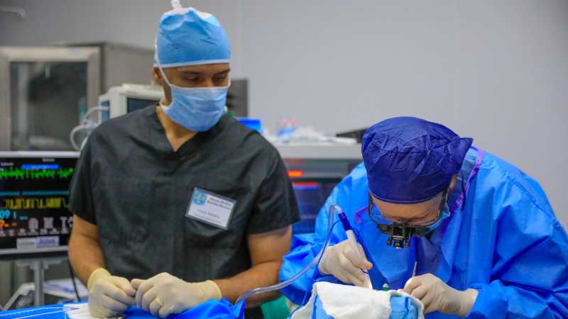 Equipo de especialistas realiza una cirugía reconstructiva compleja en las instalaciones del Hospital Nacional de San Miguel, El Salvador.