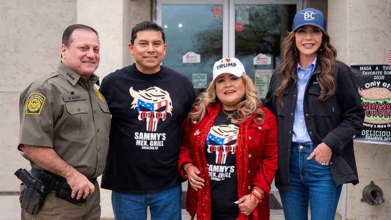 Secretaria Kristi Noem llega a Sammy’s Mexican Grill en Tucson, Arizona, el 13 de febrero de 2026, respaldando al dueño salvadoreño Jorge Rivas. Foto: DHS