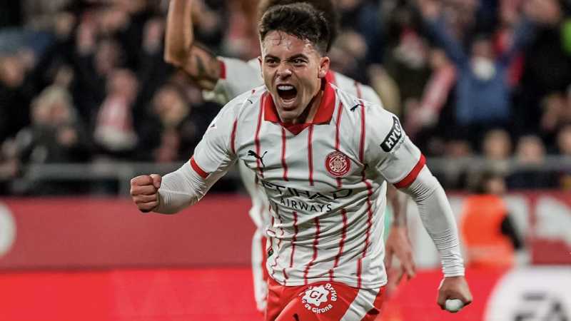 Jugadores del Girona celebran el triunfo 2-1 sobre el FC Barcelona, victoria que les permitió arrebatarle el liderato al equipo azulgrana y complicar sus aspiraciones en LaLiga. Foto: @GironaFC