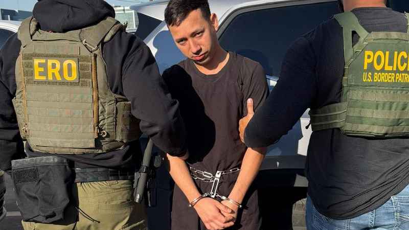 El pandillero salvadoreño fue puesto bajo custodia por agentes de la Patrulla Fronteriza del Sector Laredo tras confirmar sus antecedentes.