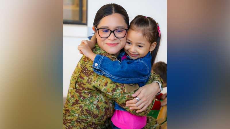 Estudiantes del sistema público reciben paquetes escolares con uniformes, calzado y dispositivos tecnológicos para el año lectivo en Soyapango.