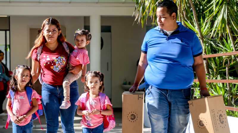 Estudiantes del sistema público reciben paquetes escolares con uniformes, calzado y dispositivos tecnológicos para el año lectivo en Soyapango.
