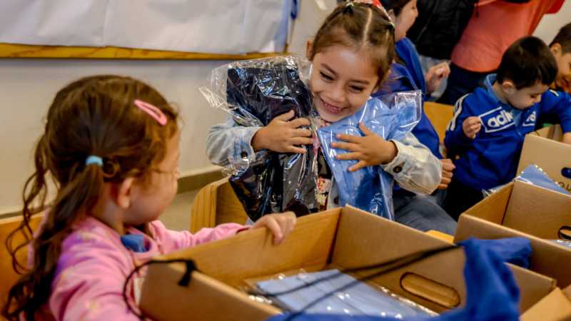 Estudiantes del sistema público reciben paquetes escolares con uniformes, calzado y dispositivos tecnológicos para el año lectivo en Soyapango.