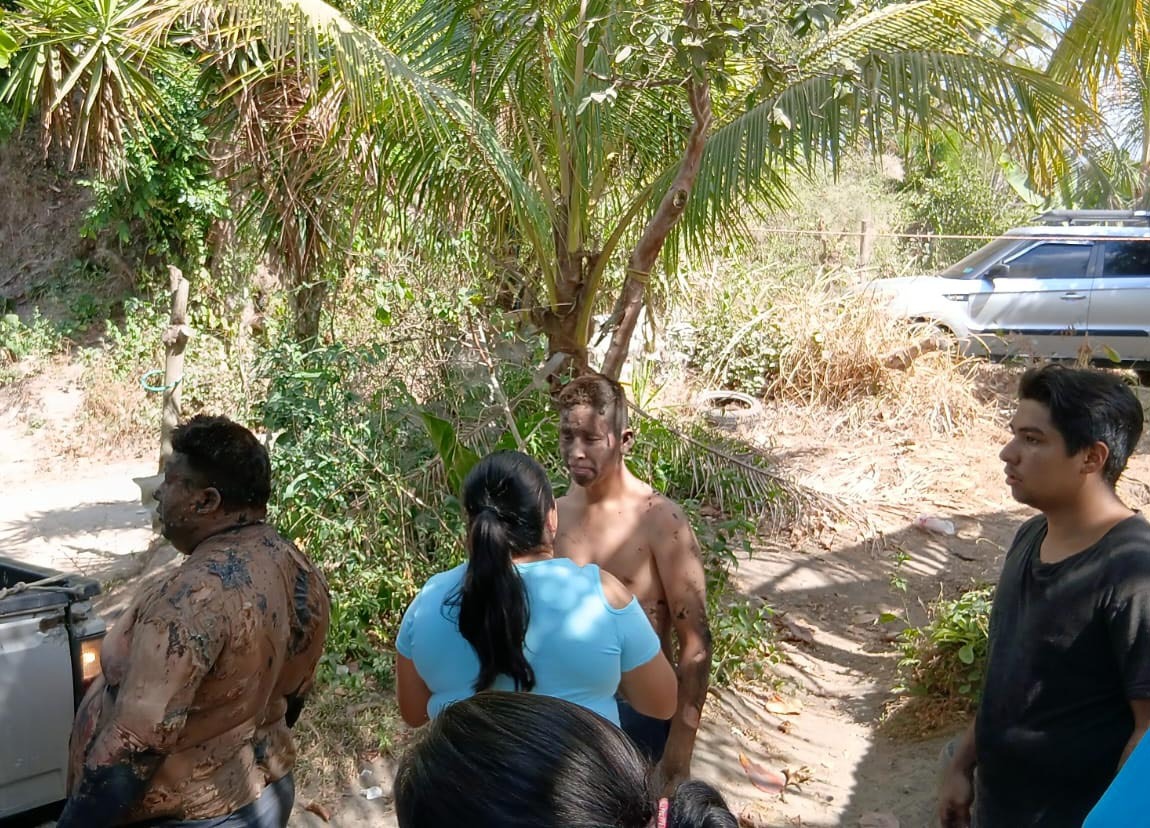 Una explosión en un taller clandestino de pólvora en la comunidad Los Naranjos, Tonacatepeque, dejó a tres personas con quemaduras graves. Bomberos y PNC actuaron para controlar el fuego y trasladar a los heridos. Foto: Bomberos de El Salvador.