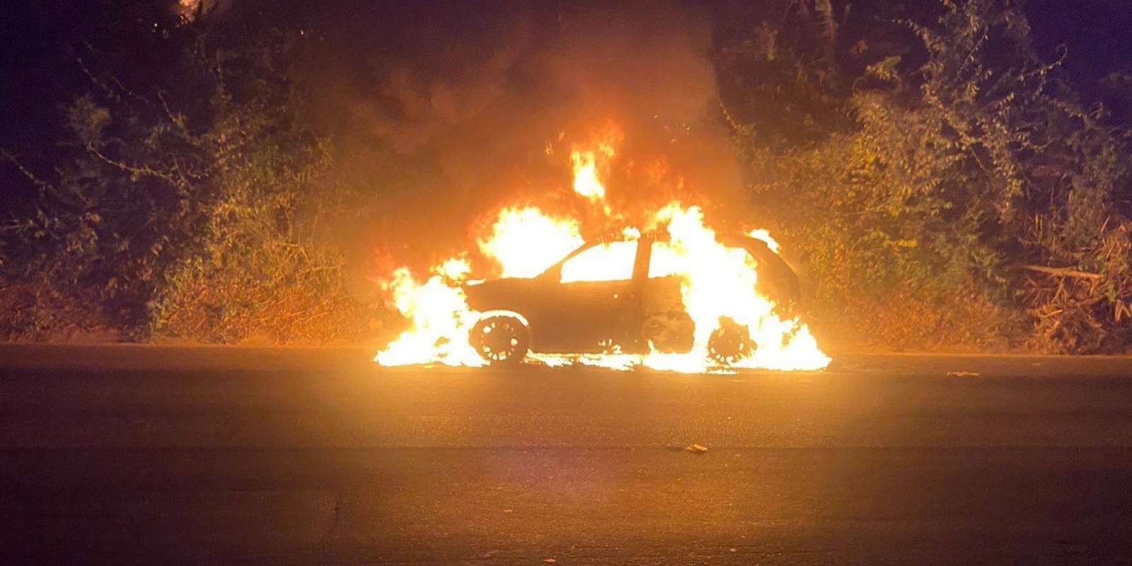 Un conductor resultó con quemaduras leves tras el incendio repentino de su vehículo en el kilómetro 19 de la Troncal del Norte. Bomberos y Comandos de Salvamento actuaron para evitar mayores daños. Foto: Comandos de Salvamento.