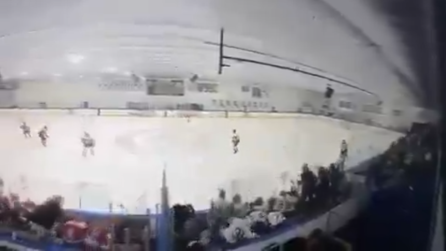 Un homicidio-suicidio durante un partido de hockey juvenil en Pawtucket dejó tres fallecidos y tres heridos graves. El agresor atacó a su familia en la Dennis M. Lynch Arena. Foto:Cortesía.