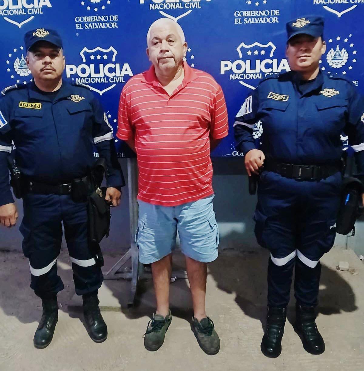 Un conductor sin licencia arrolló a dos peatones en el km 83 de la carretera Ahuachapán-Santa Ana, en Atiquizaya. Las víctimas murieron al instante. Foto: PNC.