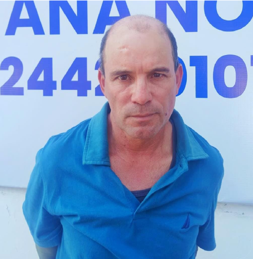 La Policía Nacional Civil (PNC) arrestó a Edwin Alejandro Jaco Mancía, de 49 años, luego de que un video mostrara su brutal agresión contra una mujer de 32 años en Metapán. El detenido enfrentará cargos por lesiones y amenazas. Foto: PNCSV.