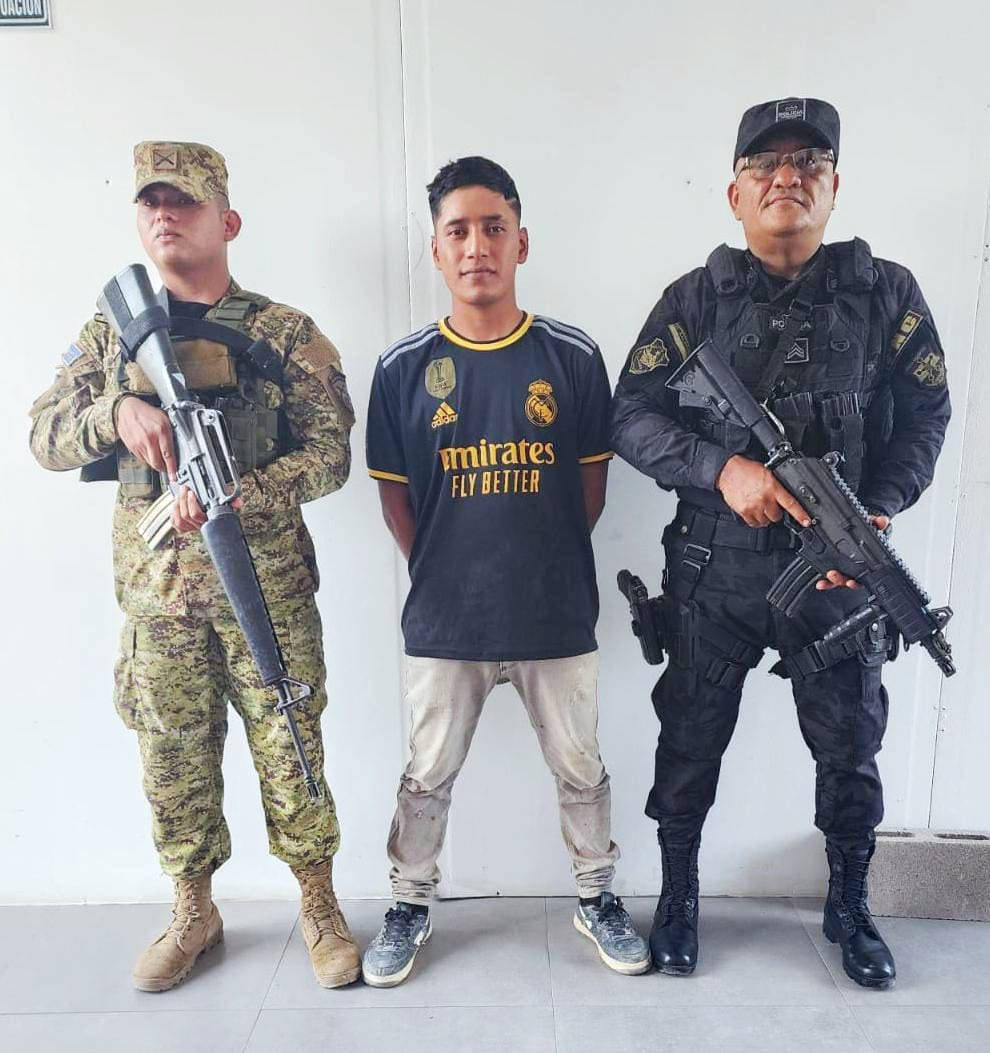 Erick Sánchez, alias "Guabina", líder de la MS-13, fue capturado en Tejutla. Buscado por homicidio, extorsión y agrupaciones ilícitas, intentaba esconderse en zonas rurales. Foto: @PNCSV.
