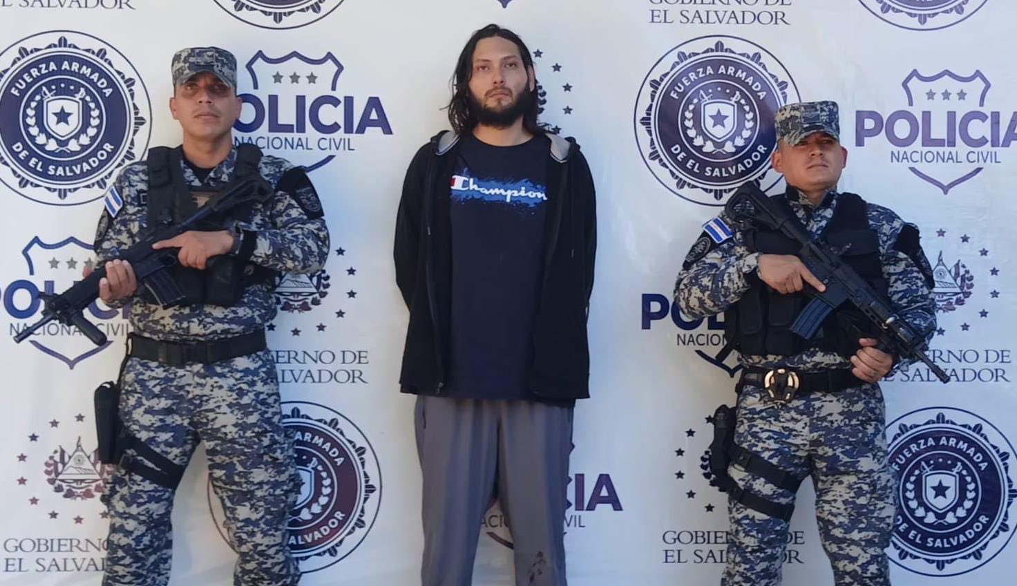Agentes de la PNC detuvieron a un hombre en Ilopango con maletines cargados de marihuana, cocaína, éxtasis y metanfetamina. El cargamento fue incautado durante un operativo en la carretera de Oro. Foto: PNCSV