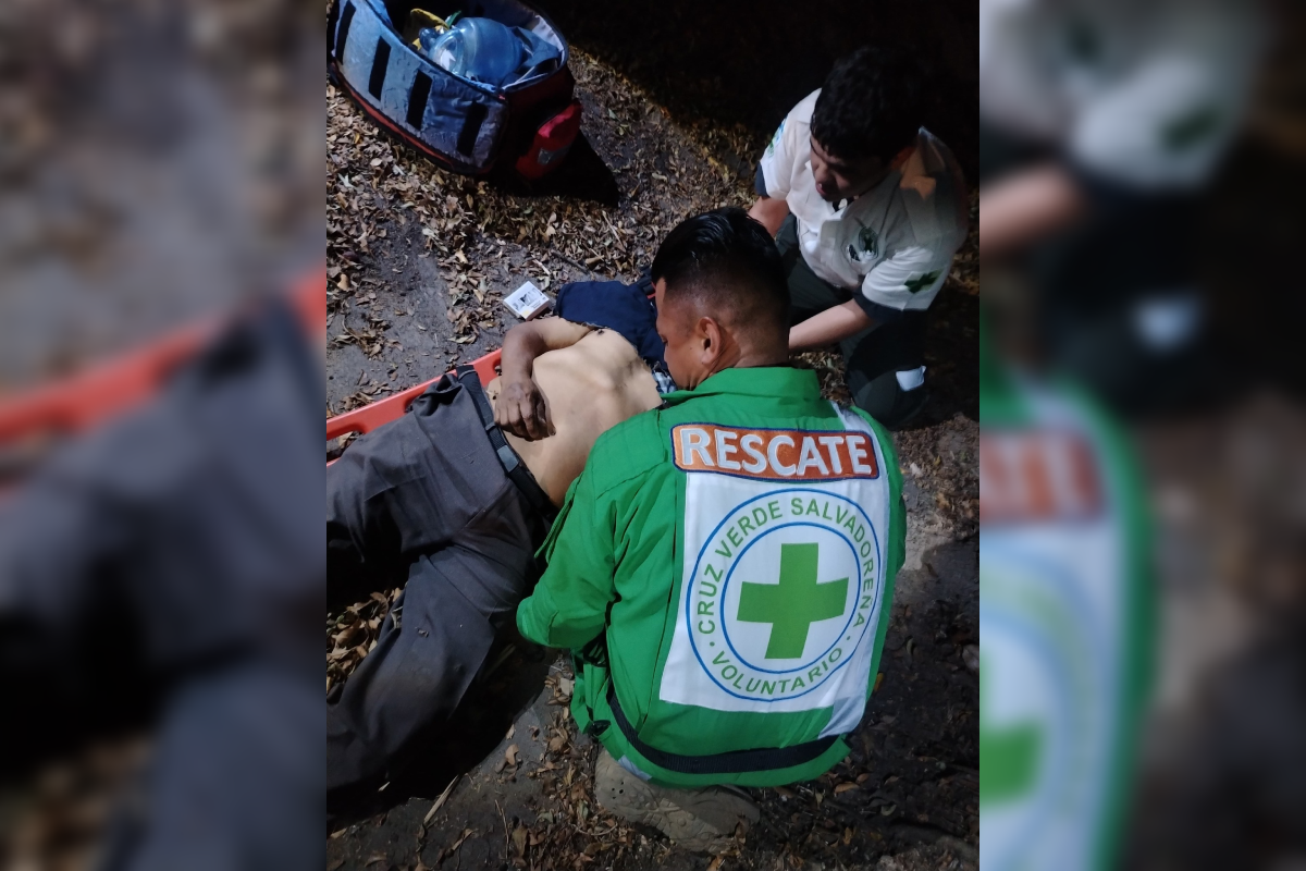 Un hombre de 70 años murió y un motociclista quedó herido tras un violento atropello en el km 21 de la Panamericana, en San Pedro Perulapán. Equipos de Cruz Verde atendieron el siniestro. Foto: Cruz Verde Salvadoreña.