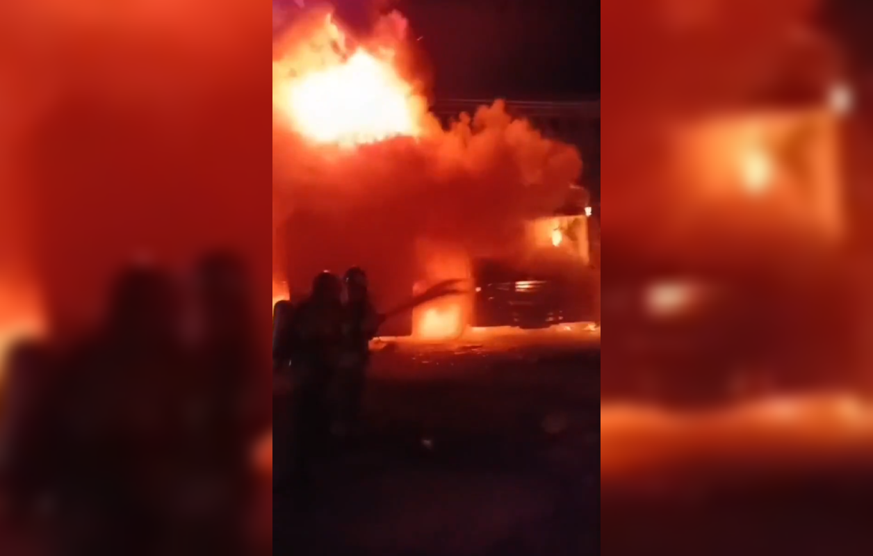 Un incendio arrasó tres buses de la ruta 55 en la terminal de ACOMTUS, en Santa Ana. No hubo víctimas, pero las pérdidas materiales son graves. Bomberos lograron controlar las llamas. Foto: @BomberosSV.