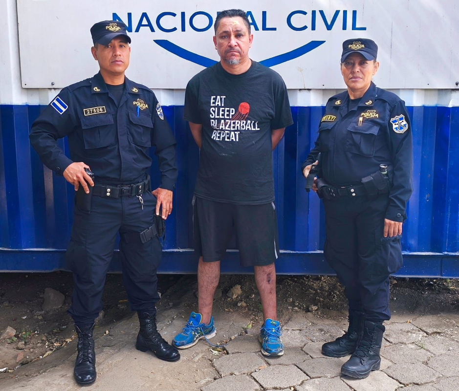 Un hombre de 48 años atacó con un cuchillo a dos personas en San Sebastián Salitrillo, dejando a una víctima en estado grave. La PNC lo detuvo y lo acusará de intento de homicidio. Foto: PNCSV.