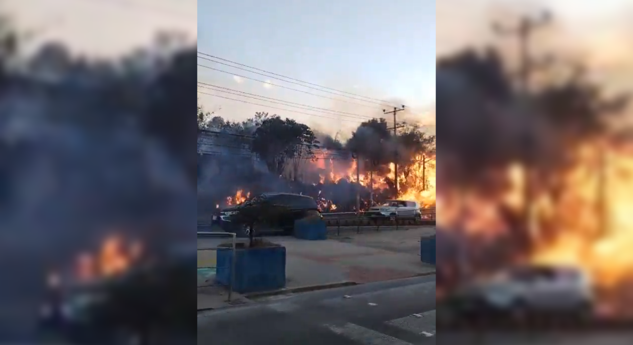 Un incendio en la comunidad 15 de Marzo, sobre el Bulevar del Ejército, generó evacuaciones de 20 familias por el avance de las llamas en maleza seca y fuertes vientos. Foto: Bomberos de El Salvador.