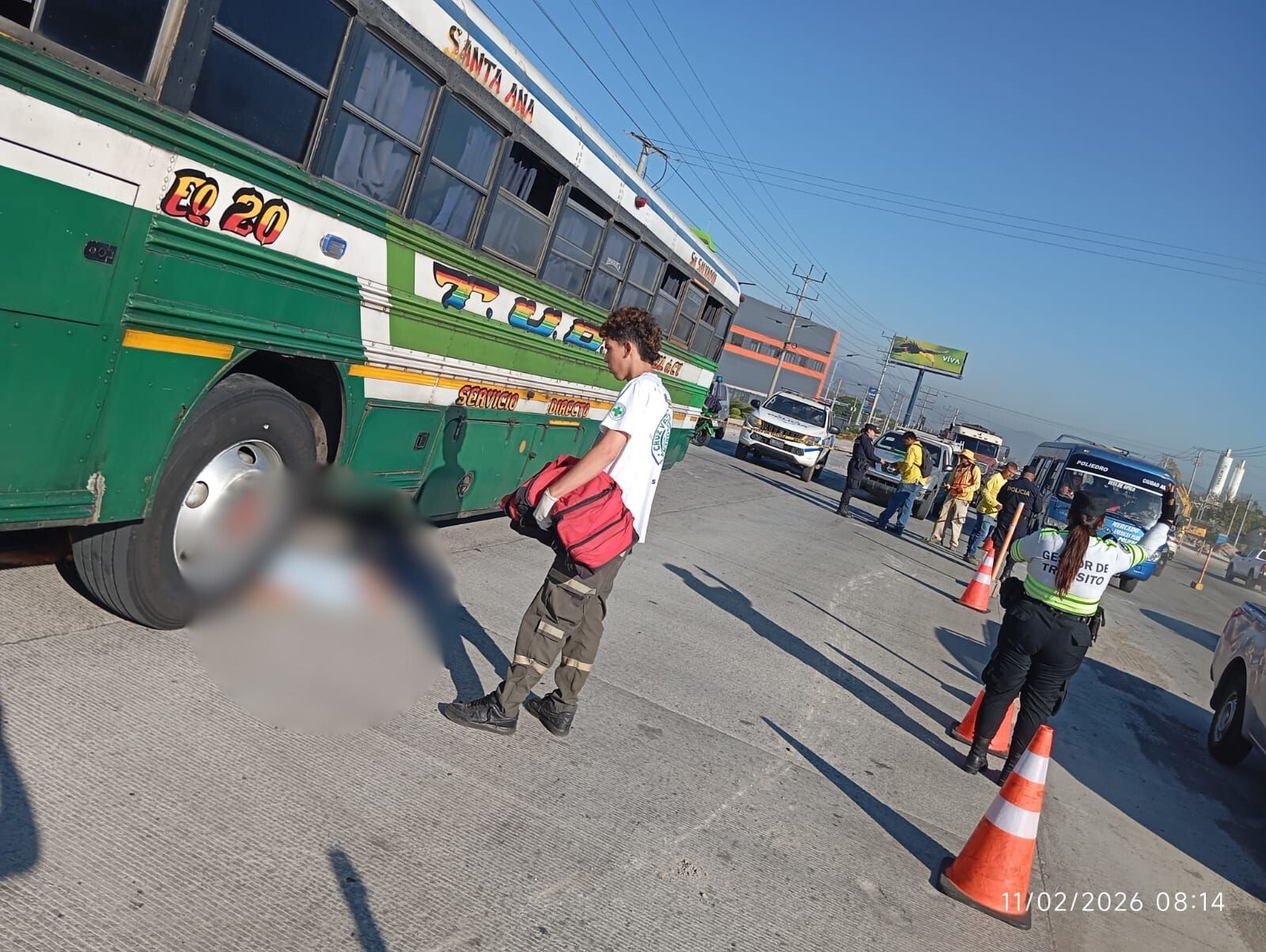 Una mujer perdió la vida tras ser arrollada por un bus de ruta colectiva en el km 23 de la Panamericana, cerca de Lourdes. Autoridades investigan las causas del fatal incidente. Foto: Cruz Verde Salvadoreña.
