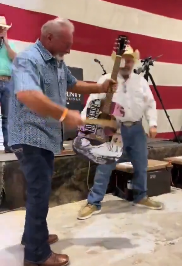 Un hombre pagó $4,000 por una guitarra firmada por Taylor Swift en una subasta benéfica, pero en lugar de conservarla, la destrozó en vivo frente a cientos de testigos. El video viral desató debates globales. Foto: Cortesía.