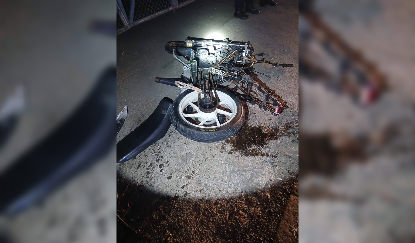 Jefferson Majano, de 22 años, perdió la vida al chocar su motocicleta contra una vaca en la Carretera Panamericana, sector La Cima, San Miguel. Cruz Verde confirmó el deceso en el lugar. Foto: Cruz Verde Salvadoreña.