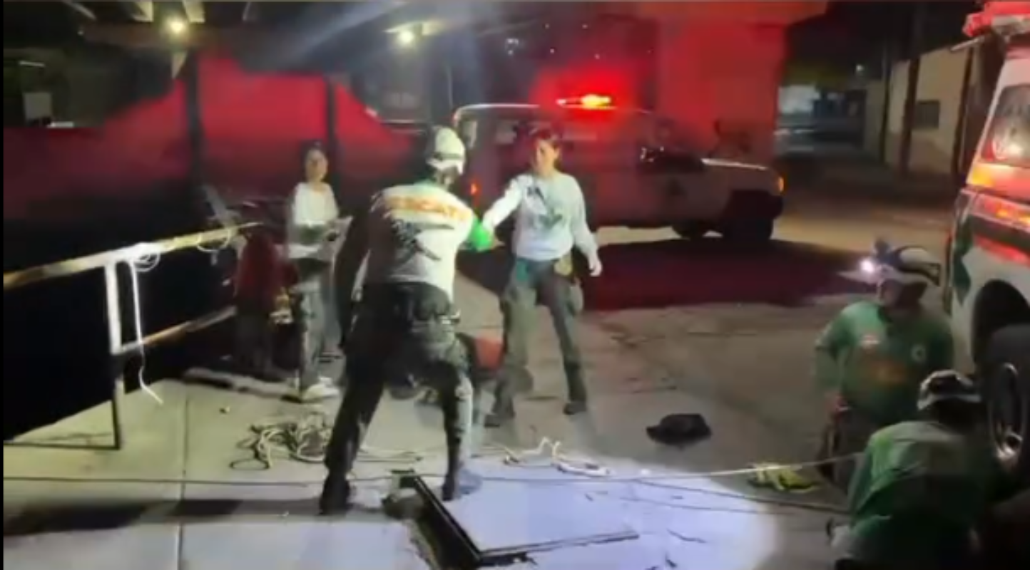 Un hombre de 54 años falleció tras caer desde un puente en el Barrio Candelaria. Cruz Verde Santa Anita realizó la recuperación del cuerpo y lo entregó a las autoridades. Foto: Cruz Verde Salvadoreña.