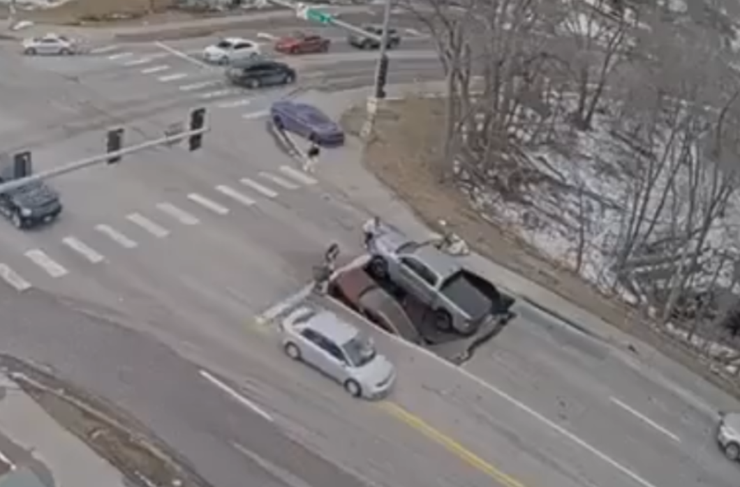 Un socavón en Omaha, Nebraska, devoró dos vehículos en la intersección de 67th y Pacific. La falla en una tubería de agua provocó el hundimiento, sin víctimas gracias a la ayuda ciudadana. Foto: Universidad de Nebraska-Omaha.