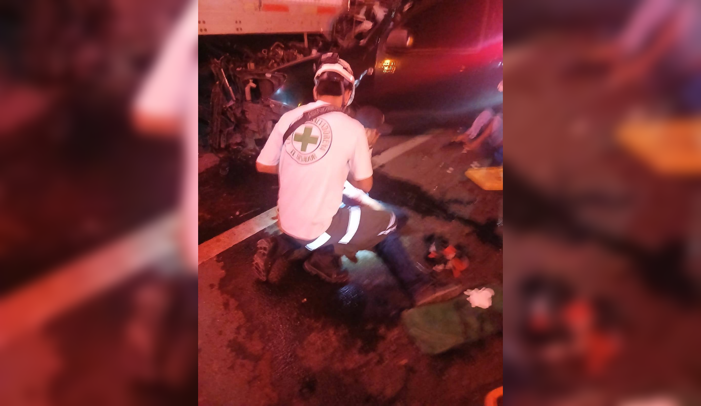 Un violento accidente vial en la carretera a Sonsonate, a la altura de Ateos, dejó siete personas lesionadas. Una mujer quedó atrapada entre los hierros y fue rescatada por equipos de emergencia. Foto: Cruz Verde Salvadoreña.