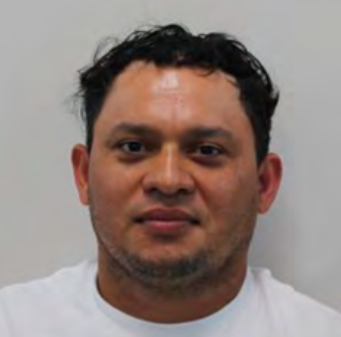 Un salvadoreño requerido por delito sexual contra menores fue detenido en el Aeropuerto Dulles al intentar abandonar el país. Autoridades aseguran que enfrentará proceso legal en EE. UU. Foto: CBP.