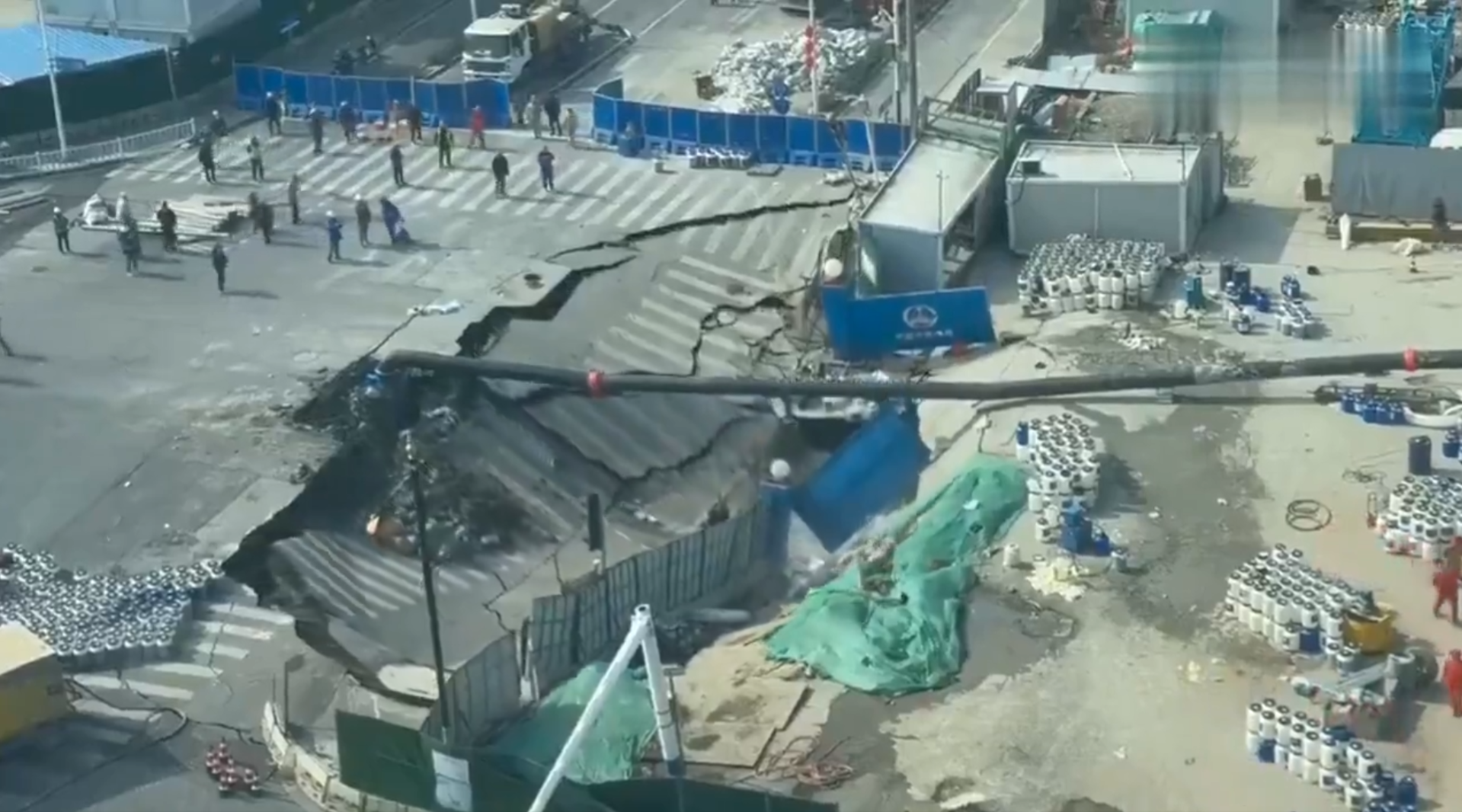 Un enorme sumidero de 12 metros se tragó una calle en Shanghái, recordando escenas de "2012". Ocurrió durante obras del metro; afortunadamente, no hay víctimas. Foto: Cortesía.