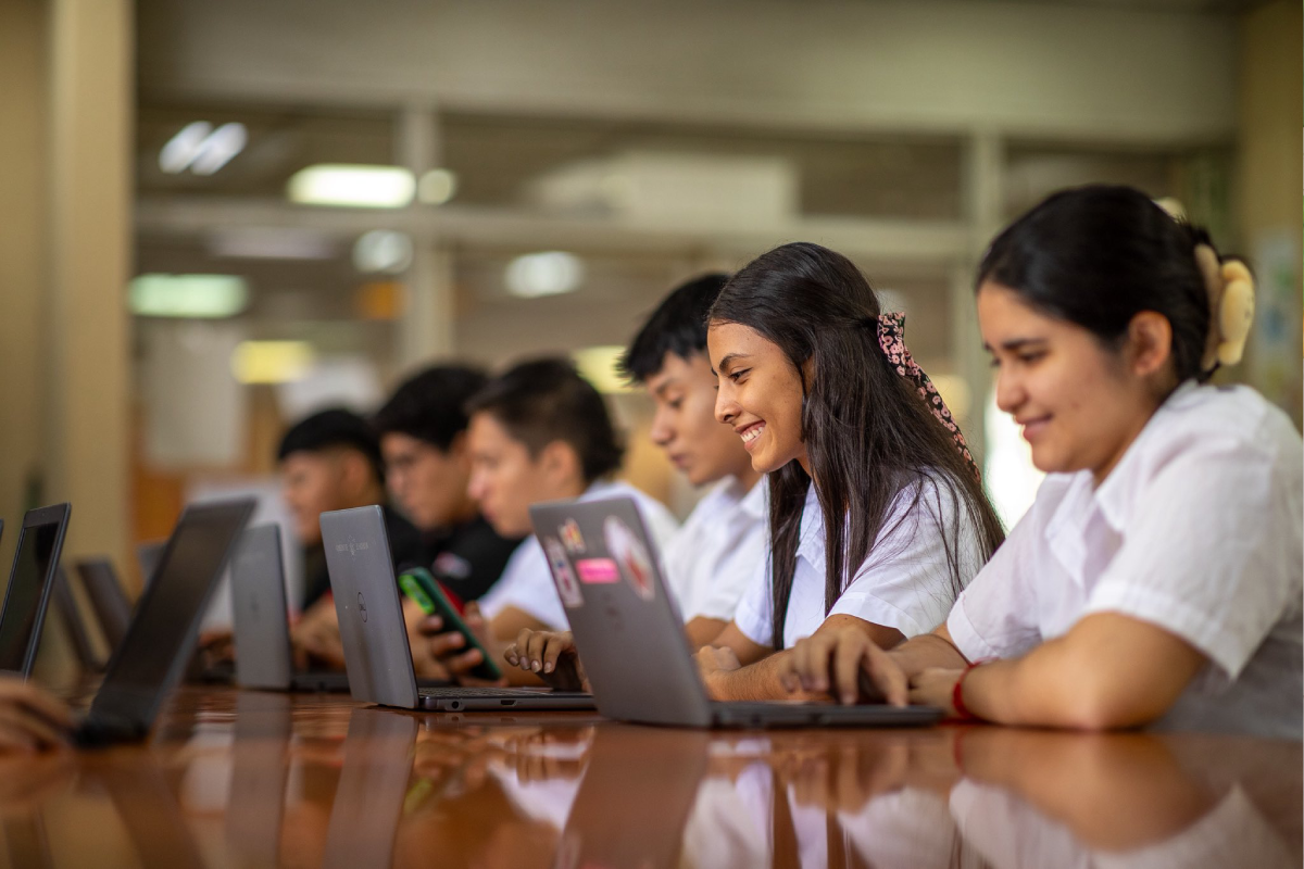 El Salvador arrancó el año escolar 2026 con más de 1.2 millones de alumnos recibiendo paquetes gratuitos, tecnología y centros educativos remozados para un aprendizaje equitativo. Foto: MINED.