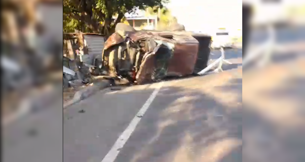 Un vehículo particular que llevaba útiles escolares volcó en el Cantón El Sunza, Izalco. Las autoridades confirmaron que no pertenecía a la flota oficial y rescataron la carga para evitar pérdidas. Foto: Cortesía.