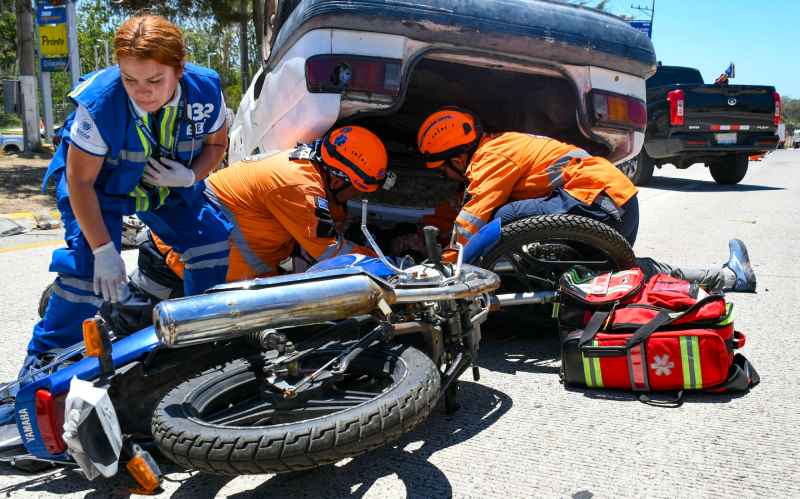Equipos de socorro recuperan víctimas ficticias en Zaragoza para concientizar sobre la urgencia de la prevención vial en carreteras. Foto: SDP