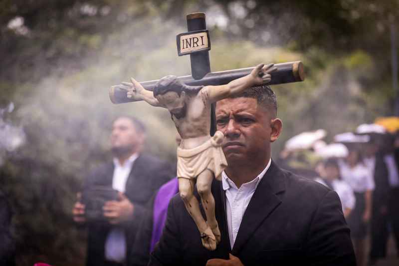 ¡Tradiciones que se mantienen vivas! 🇸🇻 La "Lavada de las Vestiduras de Jesús" en Chalchuapa reunió a cientos de familias que disfrutaron de un ambiente de #seguridad y armonía.