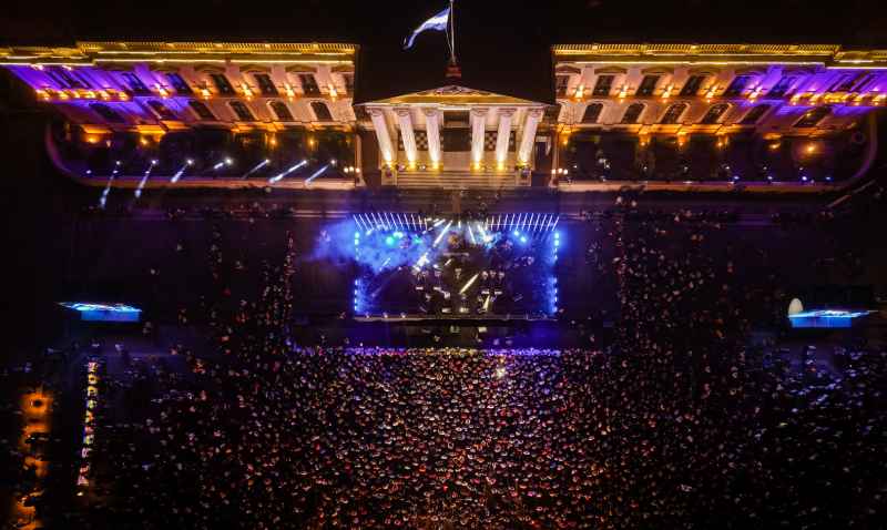 La Plaza Gerardo Barrios lució abarrotada durante la presentación de Los Hermanos Flores, impulsando la convivencia y el turismo en el centro. Foto: SDP