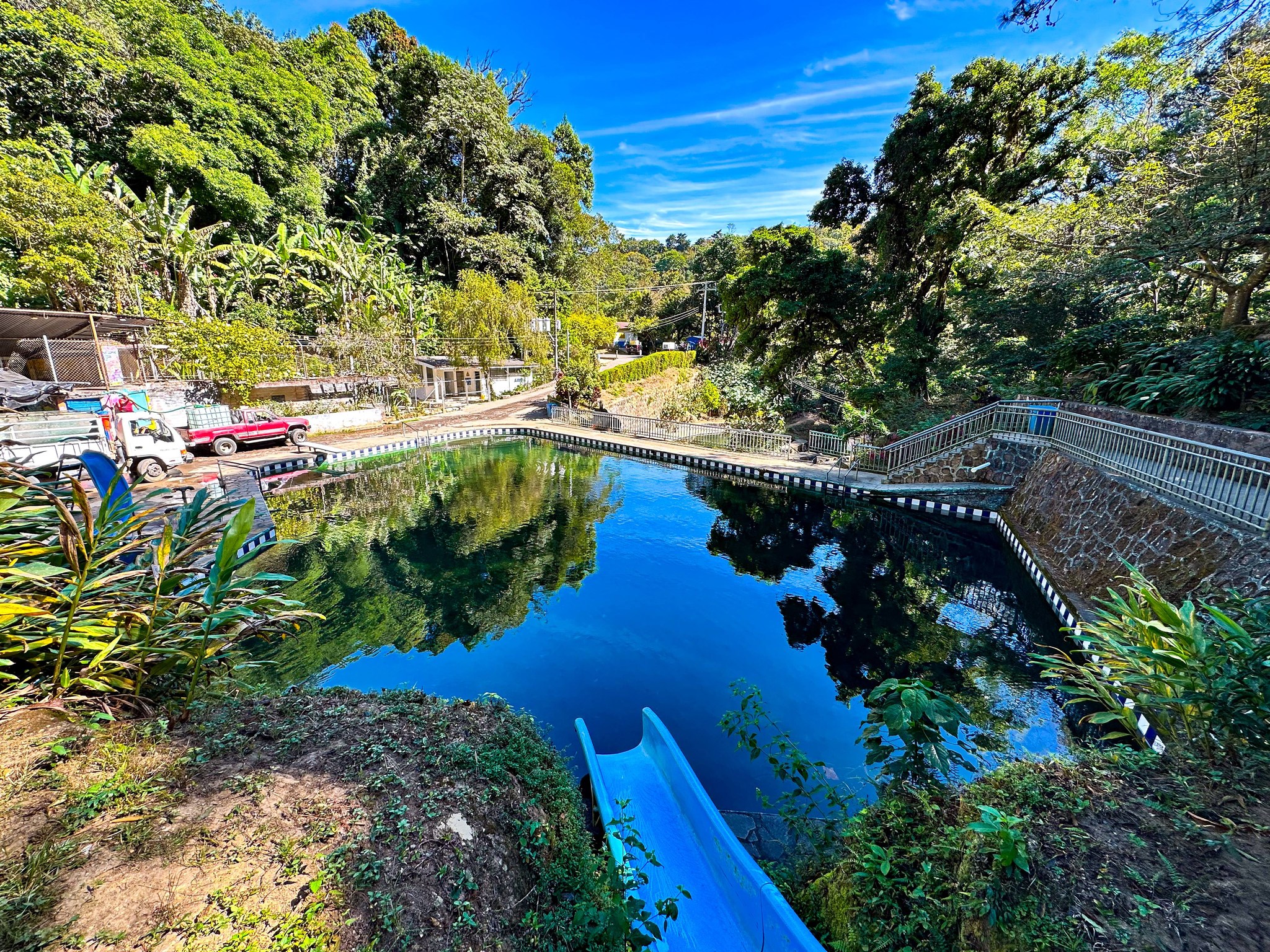 Las aguas cristalinas de Atzumpa nacen directamente de la montaña, ofreciendo un entorno único para el turismo de naturaleza en El Salvador. Foto: Distrito Concepción de Ataco, Municipio de Ahuachapán Centro