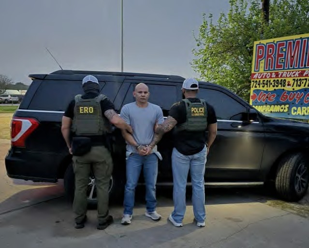 Agentes de la Patrulla Fronteriza durante el arresto de un salvadoreño vinculado al Partido Revolucionario Mexicano en Houston. Foto: US Border Patrol.