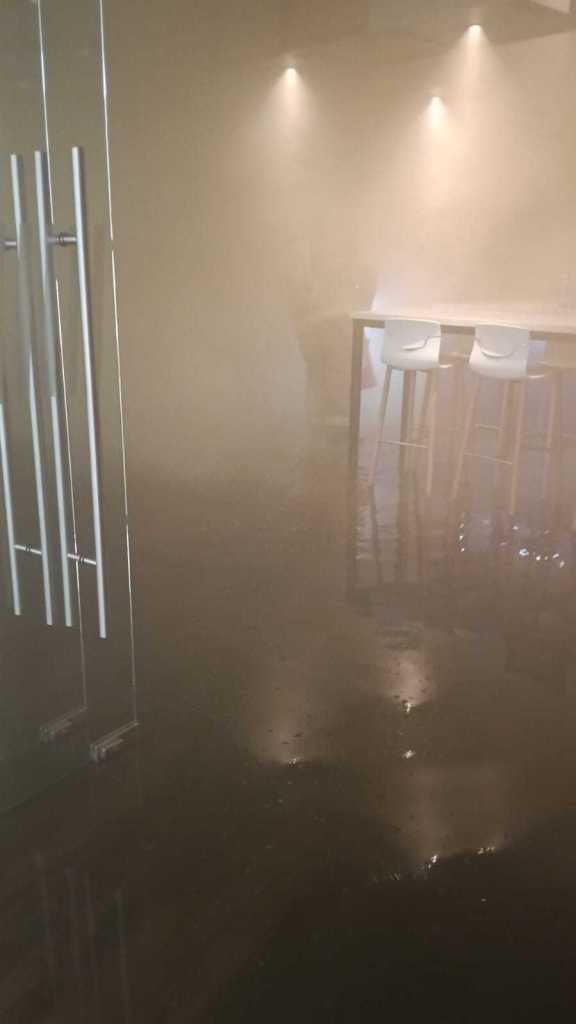 Incendio controlado en Bambú City Center, Zona Rosa, San Salvador. Bomberos rescataron a una persona y liquidaron el fuego sin víctimas fatales. Foto: Bomberos
