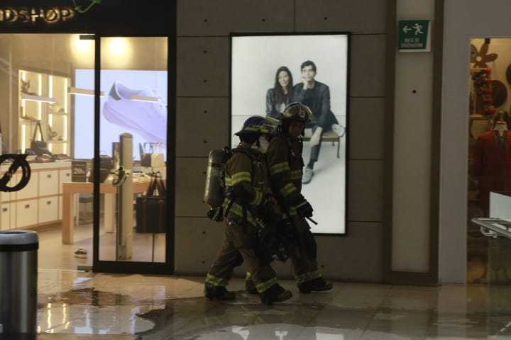 Incendio controlado en Bambú City Center, Zona Rosa, San Salvador. Bomberos rescataron a una persona y liquidaron el fuego sin víctimas fatales. Foto: Bomberos