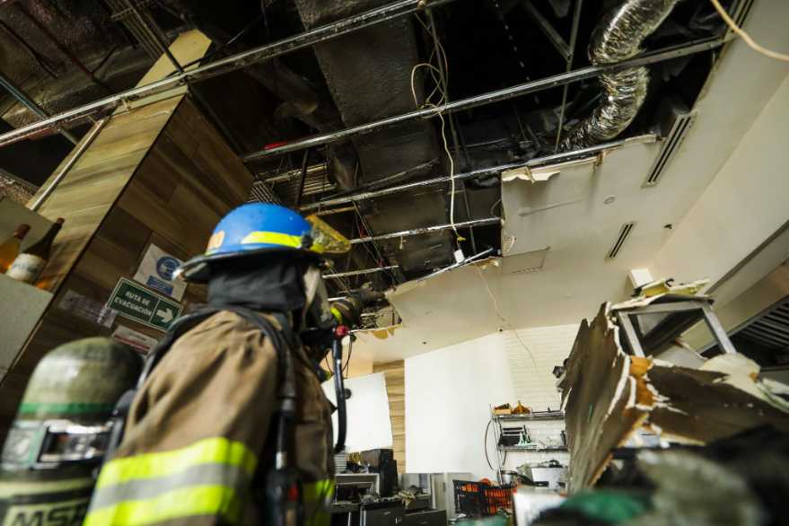 Incendio controlado en Bambú City Center, Zona Rosa, San Salvador. Bomberos rescataron a una persona y liquidaron el fuego sin víctimas fatales. Foto: Bomberos