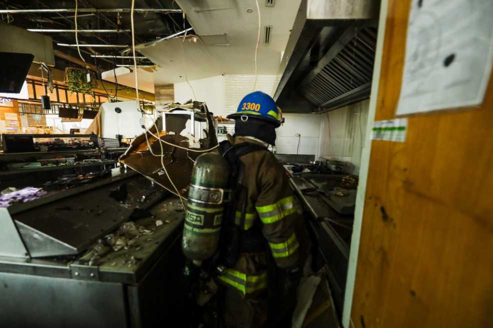 Incendio controlado en Bambú City Center, Zona Rosa, San Salvador. Bomberos rescataron a una persona y liquidaron el fuego sin víctimas fatales. Foto: Bomberos