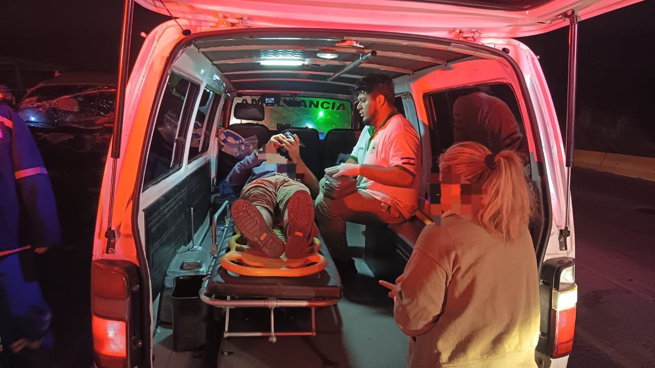 Equipos de Cruz Verde y Bomberos rescataron a un conductor atrapado tras chocar con una rastra en la carretera Los Chorros. El siniestro ocurrió en el sector "Los Contenedores", sentido Santa Tecla. Foto: Cruz Verde Salvadoreña.