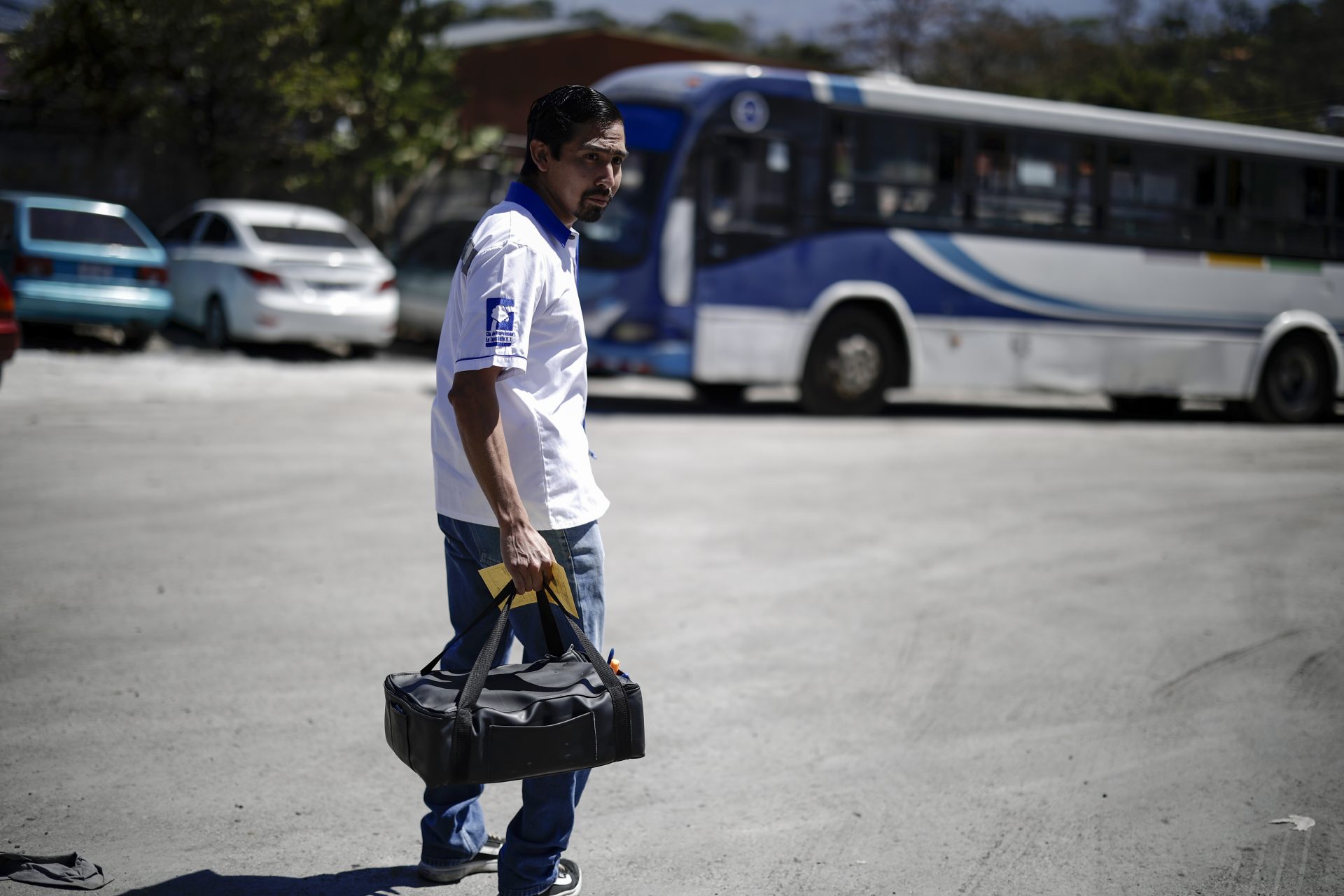 El programa de migración laboral lleva a conductores salvadoreños a Costa Rica para resolver la crisis de choferes. Descubre cómo Irving Ayala lidera este cambio desde Sonsonate hasta San José. Foto: Cortesía.