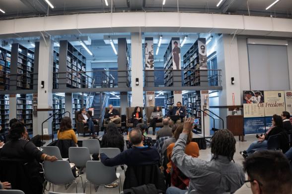 El foro "Los archivos hablan" destacó la obra SalviJerseyans como pieza clave para entender la migración salvadoreña en Nueva Jersey desde 1960. Foto: Juan Carlos Capellán