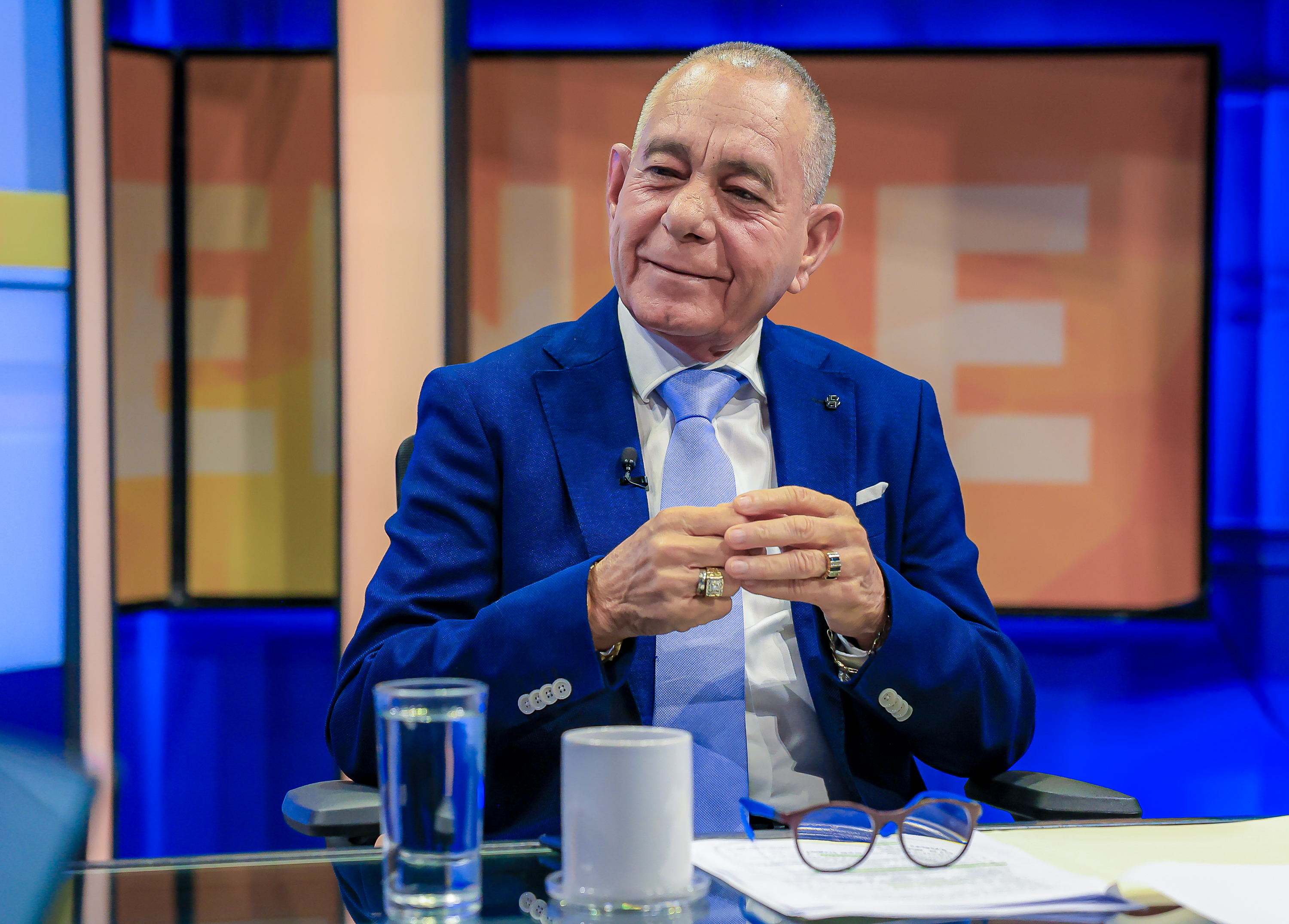 El alcalde Salvador Menéndez durante el anuncio oficial sobre su decisión de no optar por la reelección en el municipio de La Paz Oeste. Cortesía.