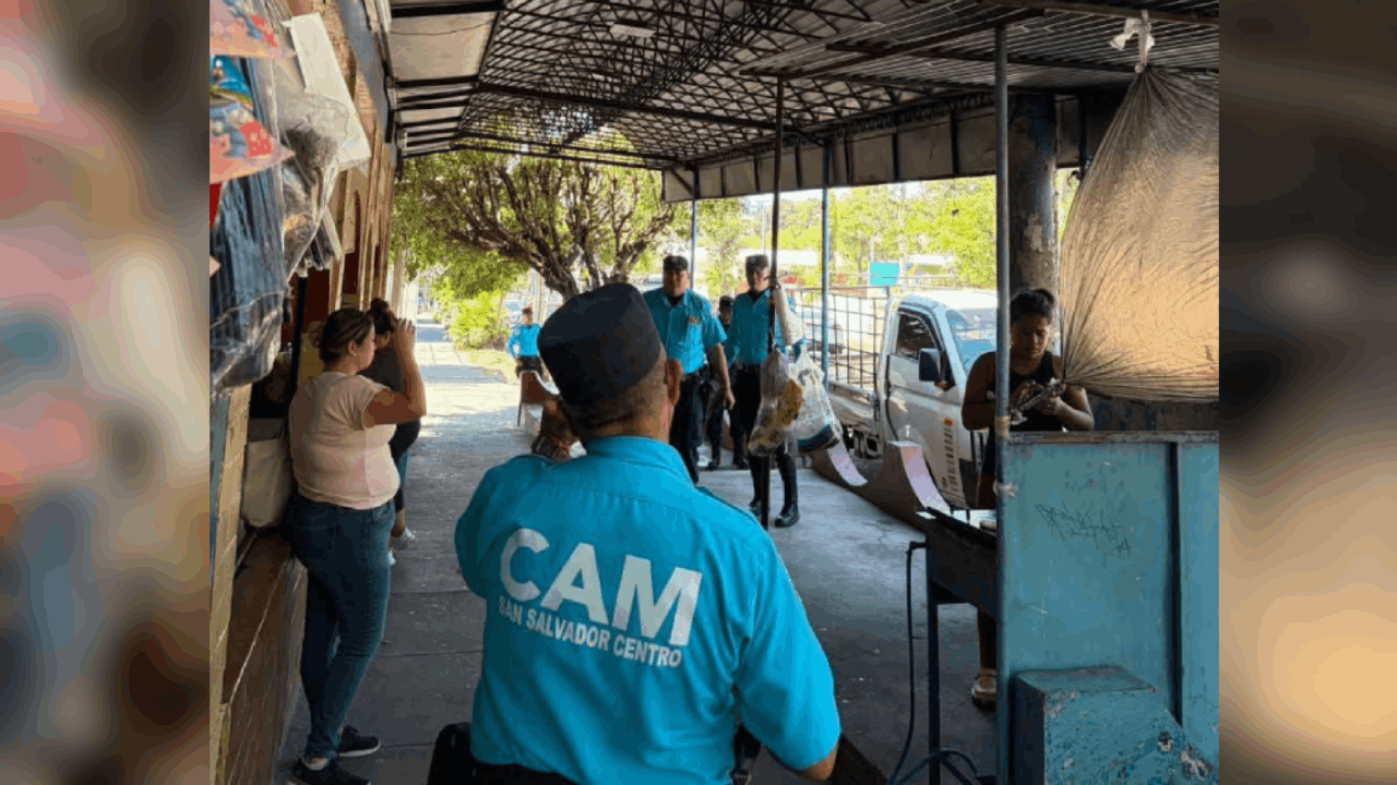 ¡Recuperando el espacio! Autoridades retiran techos ilegales en Zacamil para devolver las aceras a los peatones. ¡Movilidad y seguridad primero!