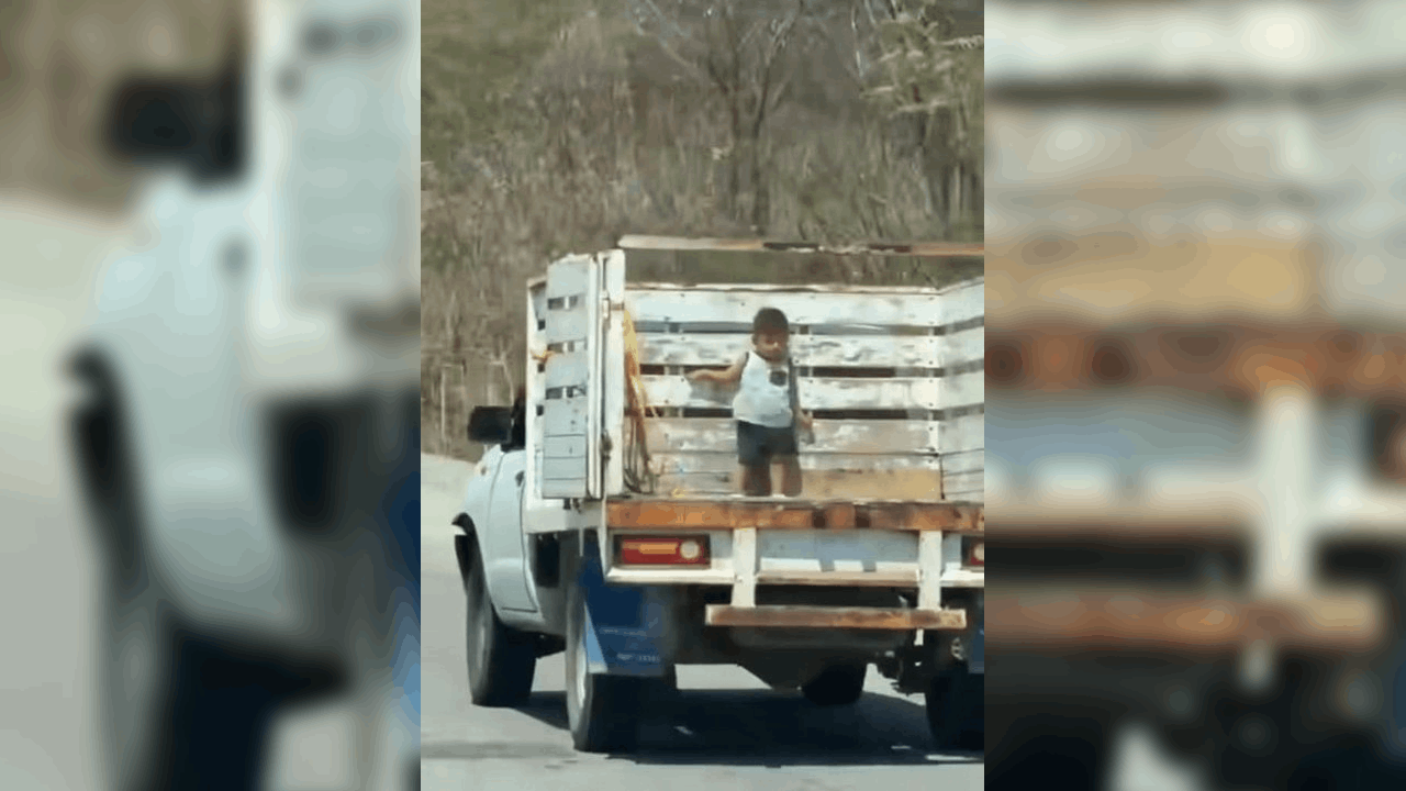 ¡De no creer! Un niño en México viajó varios kilómetros sujeto a la parte trasera de una camioneta tras un descuido familiar. ¡Salió ileso!