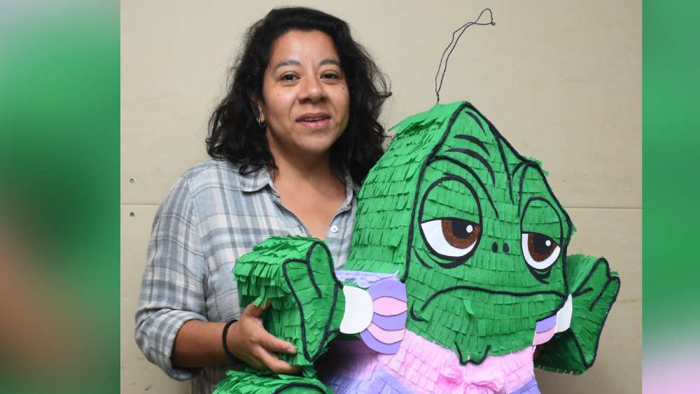 Dilcia "Dili" Lemus, certificada como piñatóloga, crea piezas con técnica de relieve 3D para su marca Hoy es fiesta en San Salvador. #ladiaspora503