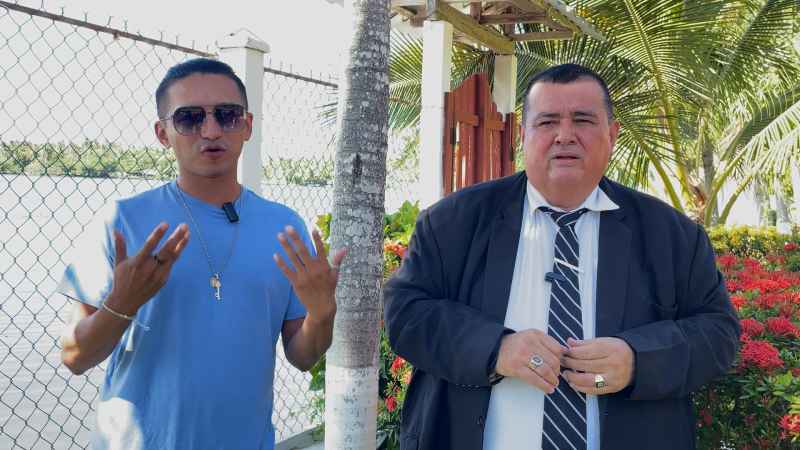 El gobernador Eduardo Alas y el consultor Benedicto Perlera inspeccionan la zona de El Zapote para coordinar la seguridad de cada veraneante. Foto: La Diáspora 503